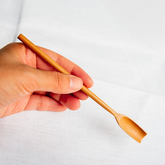 瓶の隅まですくえる!天然木のジャムスプーンの商品写真 7枚目 手に持ってみた感じです。