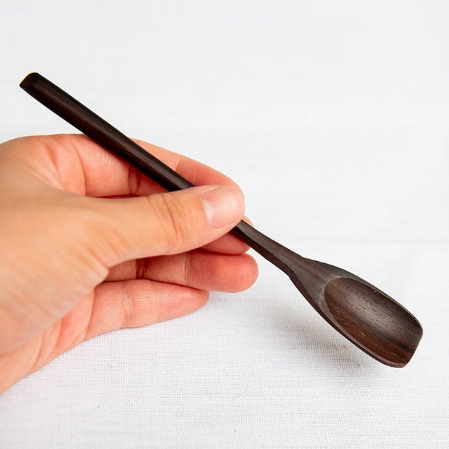 厚みしっかりヘラタイプ!天然木のヨーグルトスプーンの商品写真 7枚目 手に持ってみた感じです。