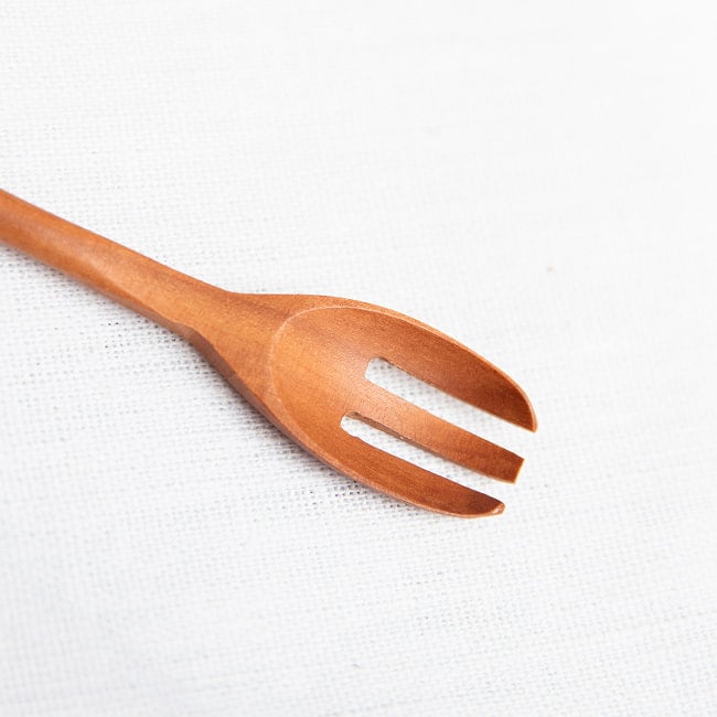 具材がすくいやすい!天然木のミニ先割れスプーンの商品写真 3枚目 先端部分です。