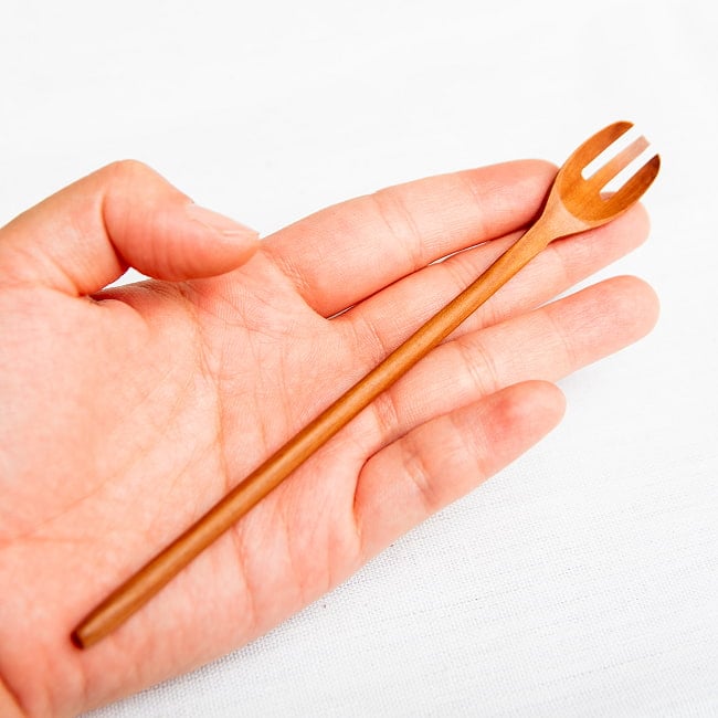 具材がすくいやすい!天然木のミニ先割れスプーンの商品写真 8枚目 サイズ感の参考に、手のひらに載せてみました。