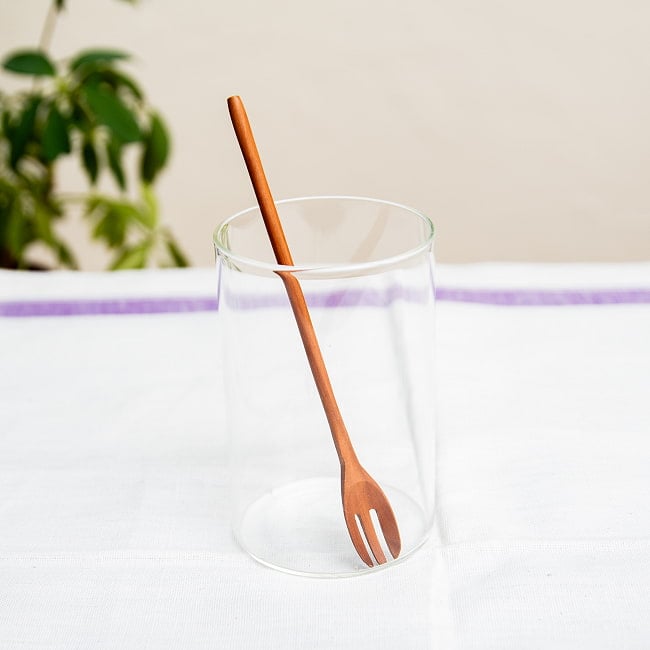 具材がすくいやすい!天然木のミニ先割れスプーンの商品写真 1枚目 商品の全体像です。