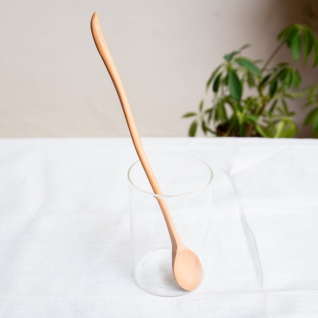 とっても長い持ち手の、波打つ天然木のパフェスプーンソーダスプーンにも! 2 - 商品の全体像です。