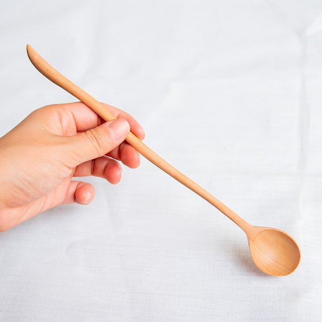 とっても長い持ち手の、波打つ天然木のパフェスプーンソーダスプーンにも! 7 - 持ってみた感じです。