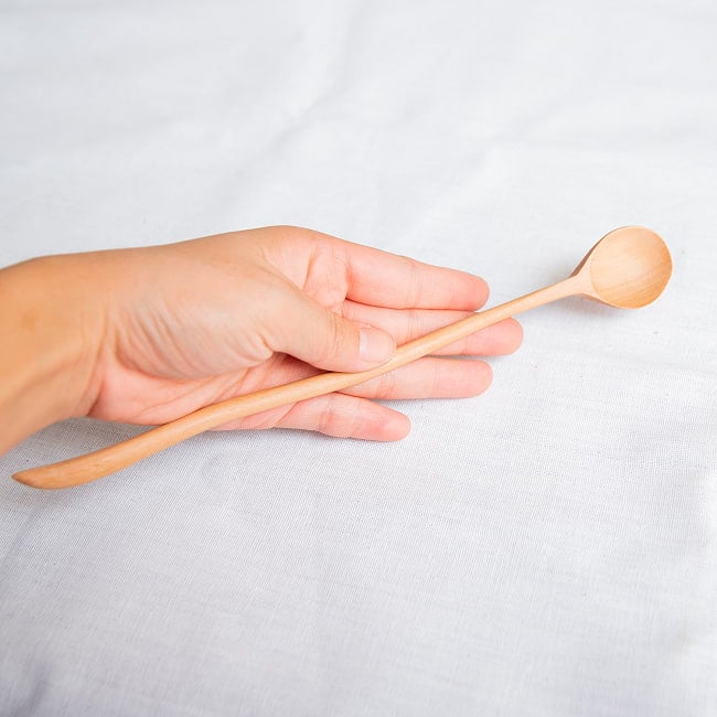 とっても長い持ち手の、波打つ天然木のパフェスプーンソーダスプーンにも! 8 - このようなサイズです。
