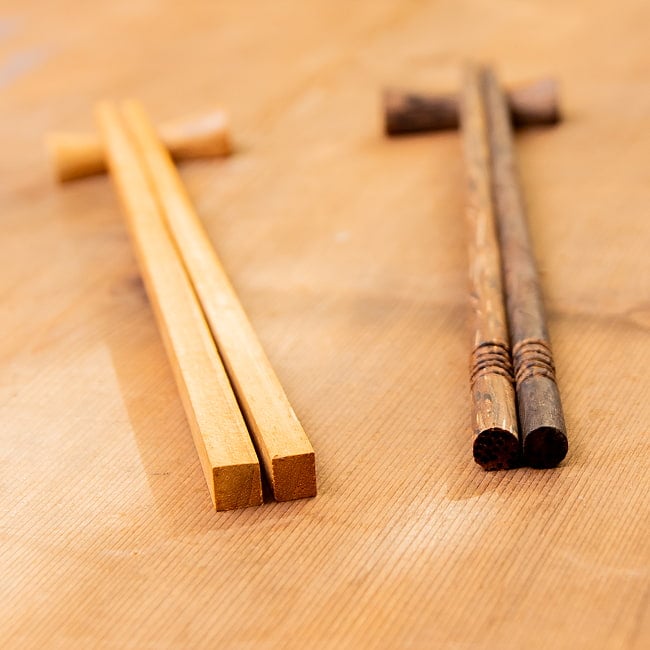 バリのお箸・箸置きセット 4 - 角箸と丸箸の形の違いはこのようになっています