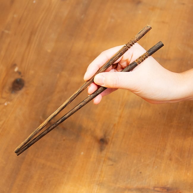 バリのお箸・箸置きセット 9 - 持ってみた感じです。