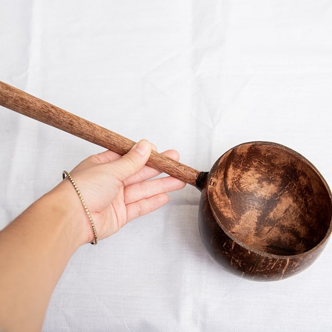 ココナッツの大きなお玉 持ち手ストレートタイプ 6 - 手に持ってみた感じです。