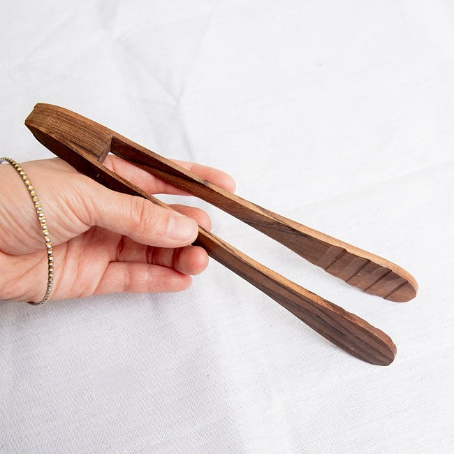 天然木のサービングトング　小　テーブルトング　お菓子の取り分け　などにも 5 - 手に持ってみた感じです。