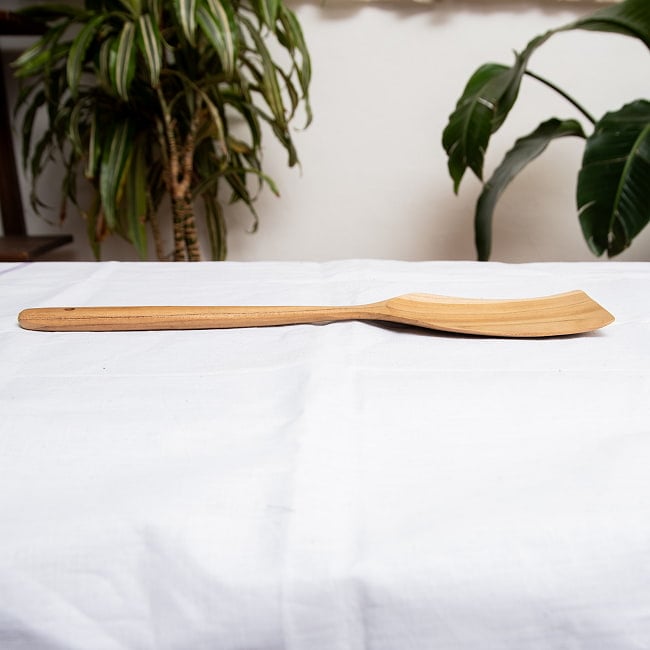 大鍋でもしっかり混ぜられる 天然木のワイドヘラ 6 - 横から見てみた様子です