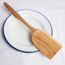 大鍋でもしっかり混ぜられる 天然木のワイドヘラ