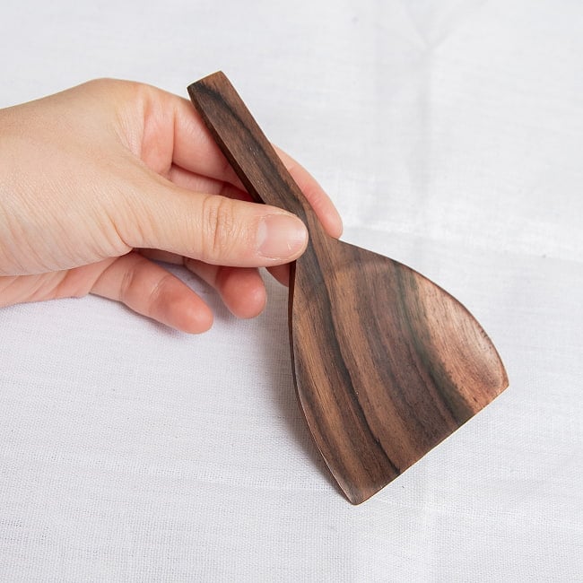 天然木のミニスパチュラ　小さい　ヘラ 6 - 手に持ってみた感じです。