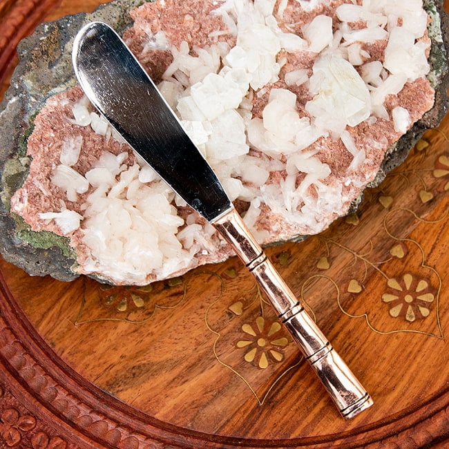 カッパープレートのテーブルナイフ[18cm]の写真1枚目です。全体写真です。持ち手の所から銅になっているのが判るかと思います
ナイフ,バターナイフ,インド,食器,カトラリー,デザートスプーン