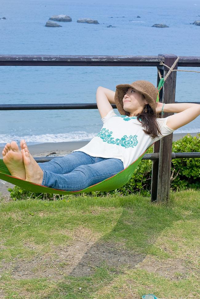 ベトナムのハンモック 小(約230cm) 2 - 身長165cmの女性が寝転んでみました。