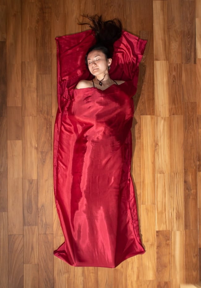 ベトナムのシルク寝袋[シングルサイズ] 3 - 全体写真です。モデルさんの身長は155cm程度です