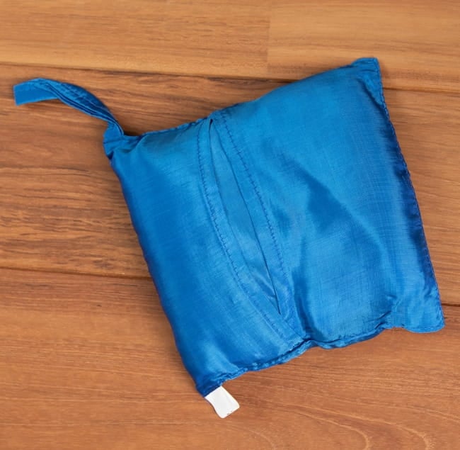 ベトナムのシルク寝袋[シングルサイズ] 8 - 収納時はコンパクト。15cm x 15cmです。