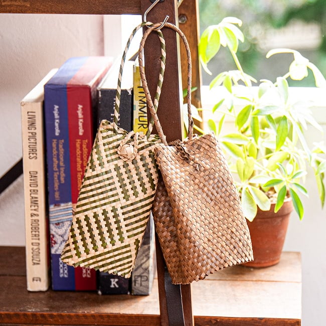 ミニサイズの編みポーチ 天然素材パンダンリーフ製 スマートフォンなどに 3 - 飾っておくだけで絵になりますね。