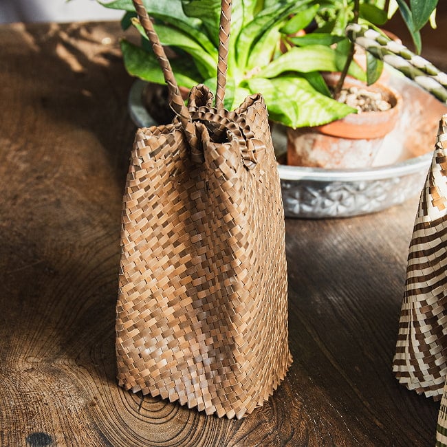 ミニサイズの編みポーチ 天然素材パンダンリーフ製 スマートフォンなどに 6 - 四角くて使いやすい形をしています。