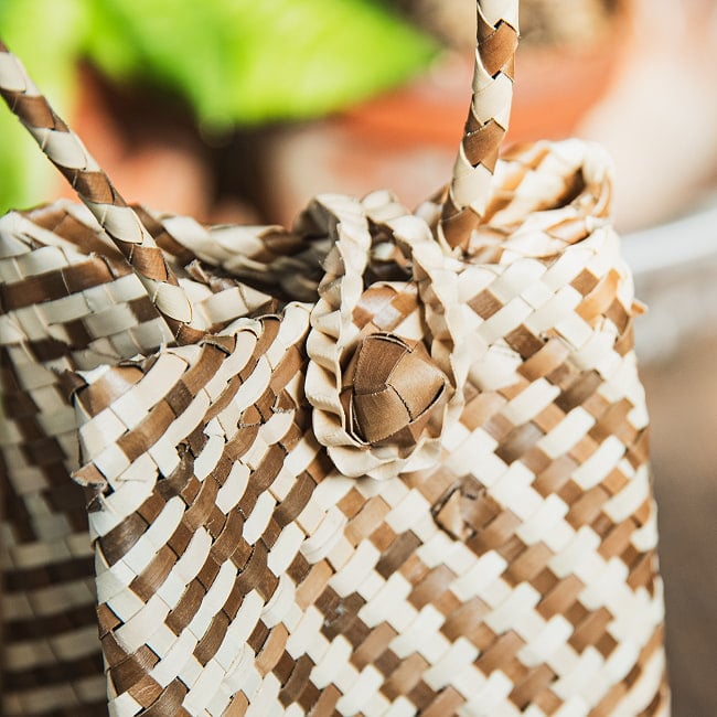 ミニサイズの編みポーチ 天然素材パンダンリーフ製 スマートフォンなどに 7 - ボタン留め。