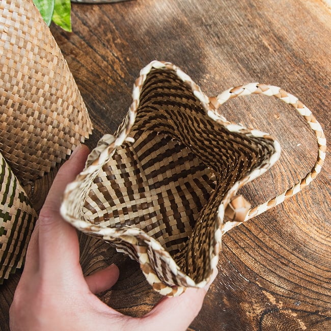 ミニサイズの編みポーチ 天然素材パンダンリーフ製 スマートフォンなどに 8 - 内側の様子です。