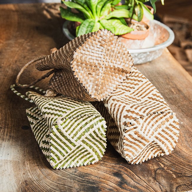 ミニサイズの編みポーチ 天然素材パンダンリーフ製 スマートフォンなどに 9 - 底面。