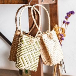 [大感謝祭セール]手のひらサイズの編みポーチ 天然素材パンダンリーフ製