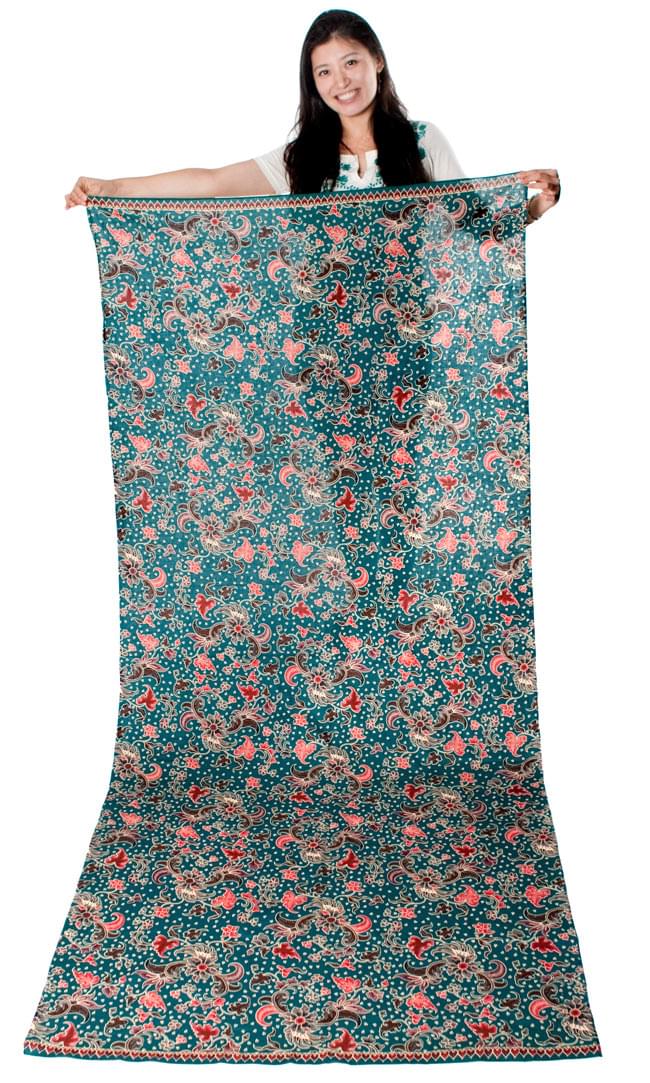 〔215cm*100cm〕インドネシア伝統!コットンバティック - 紫・王宮模様 11 - 身長165cmのモデルさんが手に持ってみたところです。
