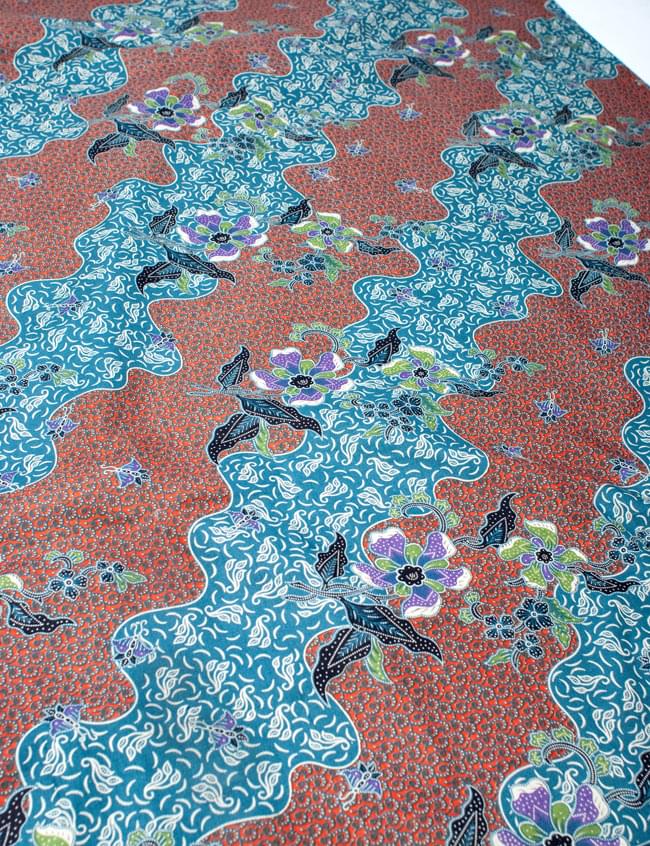 〔210cm*110cm〕インドネシア伝統!コットンバティック - 橙色×青・更紗 2 - 鳥などの動物と植物を組み合わせたスメン模様や、刀剣を意味する王宮模様のパラン・ルサック、インドから影響を受けた更紗模様など、インドネシアの歴史を感じることのできるデザインになっております。