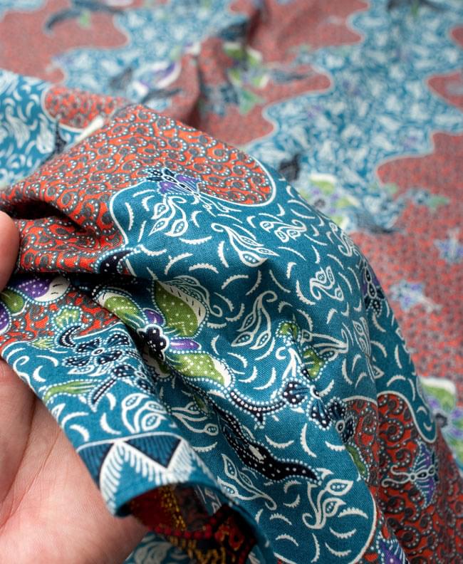 〔210cm*110cm〕インドネシア伝統!コットンバティック - 橙色×青・更紗 6 - 質感を感じていただく為、手に持ってみたところです。