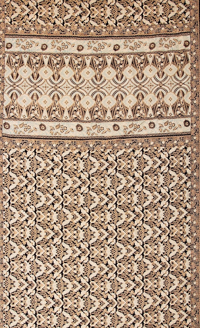 〔180cm*110cm〕インドネシア伝統のコットンバティック - 黒色・伝統模様の写真1枚目です。大きくて使いやすいインドネシアのバティックです。異国感ある色使いと美しく細かな柄がお部屋を一気にアジアンな雰囲気に演出してくれます。バティック,バリ バティック,ソファーカバー,マルチクロス,バリ雑貨,テーブルクロス