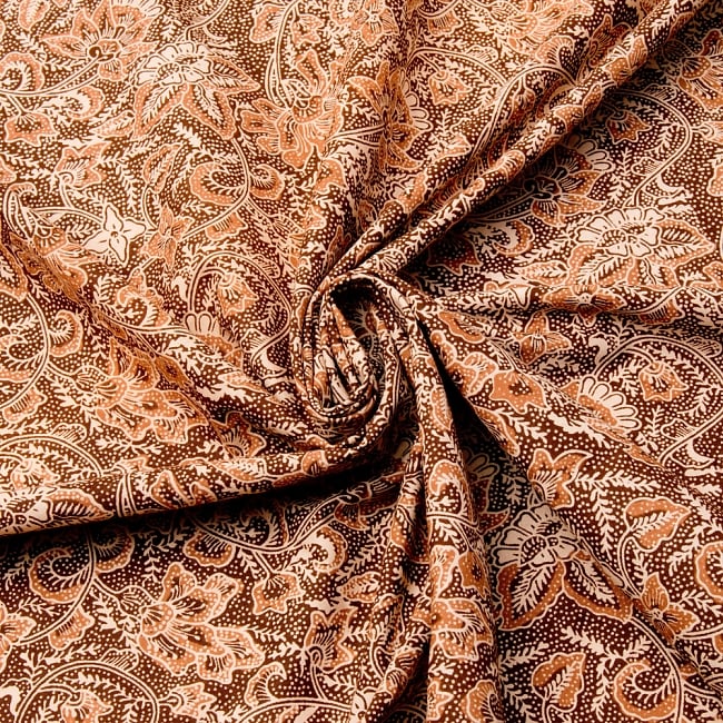 〔175cm*110cm〕インドネシア伝統のコットンバティック - 茶色・花更紗(花がオレンジ) 4 - 布をクシュクシュっとしてみました