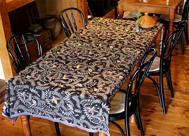 〔175cm*110cm〕インドネシア伝統のコットンバティック - 茶色・花更紗(花がオレンジ) 5 - サイズも大きいので長めのテーブルなど、お好きなところにご使用いただけます!(以下の写真は、同ジャンル品のものになります。)