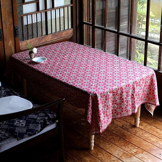 〔175cm*110cm〕インドネシア伝統のコットンバティック - 茶色・花更紗(花がオレンジ) 6 - もちろん長いところだけではなく折りたたんだり裁断すれば、より小さい場所や四角いテーブルなどにもオススメです!