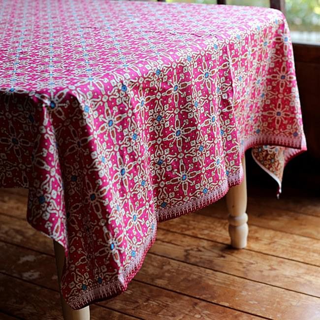 〔175cm*110cm〕インドネシア伝統のコットンバティック - 茶色・花更紗(花がオレンジ) 7 - 基本的にバティックの色合いや柄は明るめですが、落ち着いた和風な空間にも馴染みますよ。