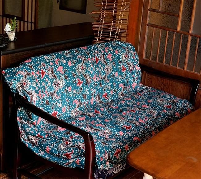 〔175cm*110cm〕インドネシア伝統のコットンバティック - 茶色・花更紗(花がオレンジ) 8 - ソーファーカバーとしても!一気に雰囲気が変わります。他にも目隠しに使ったり、カーテンにしたり、手作り衣料の素材にしたりアイデア次第で何にでも使えるバティックです!