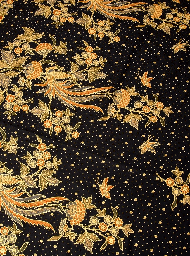 〔190cm*120cm〕インドネシア伝統のコットンバティック - 黒・孔雀と牡丹 2 - 鳥などの動物と植物を組み合わせたスメン模様や、刀剣を意味する王宮模様のパラン・ルサック、インドから影響を受けた更紗模様など、インドネシアの歴史を感じることのできるデザインになっております。