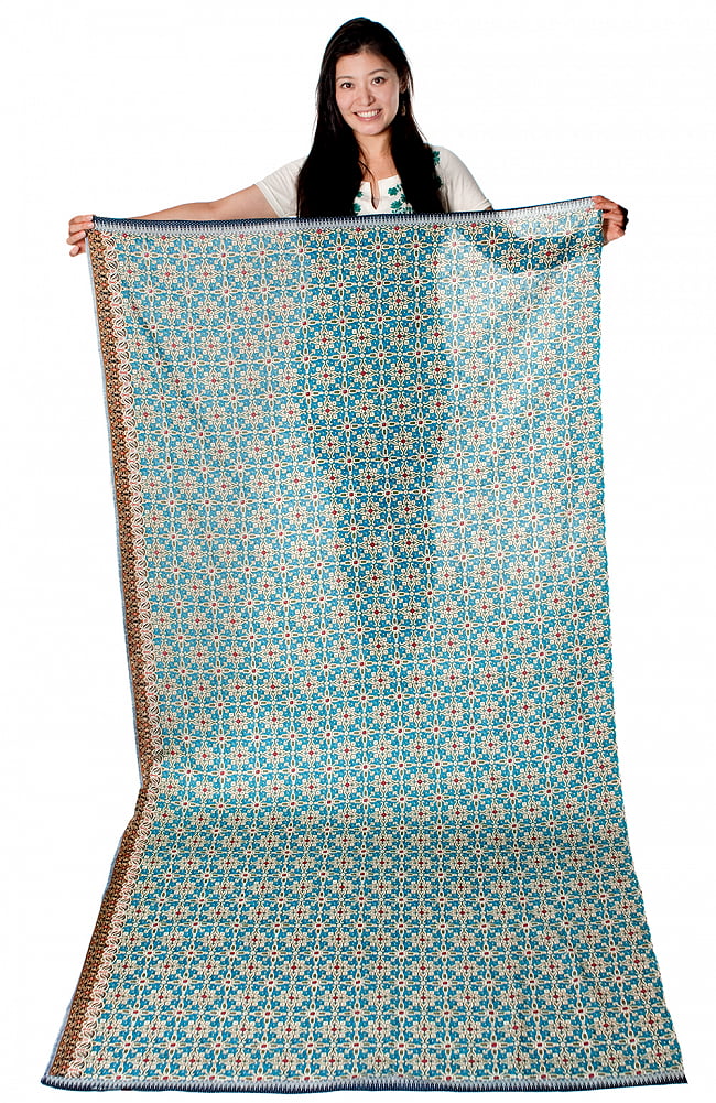 インドネシア伝統模様　ろうけつ染めデザインのレーヨンバティック布〔184cm*111cm〕 10 - 身長165cmのモデルさんが、同ジャンル品を手に持ってみたところです。(以下の写真は、同ジャンル品の使用例となります。)
