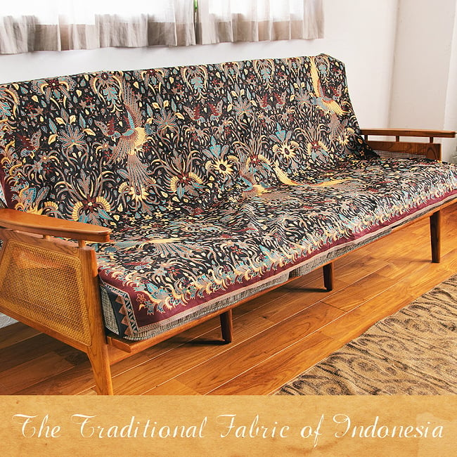 インドネシア伝統模様　ろうけつ染めデザインのレーヨンバティック布〔184cm*111cm〕 11 - 3人掛けソファでの使用例です
