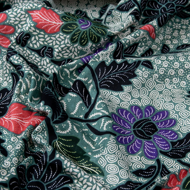 インドネシア伝統模様　ろうけつ染めデザインのコットンバティック〔202cm*108cm〕 7 - 別の部分の拡大写真です