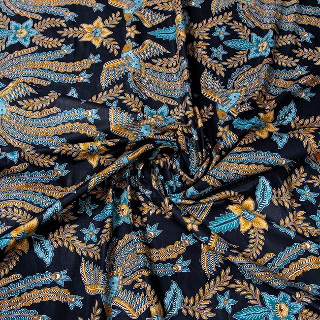インドネシア伝統模様　ろうけつ染めデザインのコットンバティック〔204cm*107.5cm〕 3 - 布をクシュクシュっとしてみました