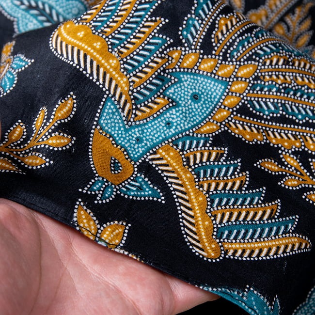 インドネシア伝統模様　ろうけつ染めデザインのコットンバティック〔204cm*107.5cm〕 9 - 手に持ってみたところです