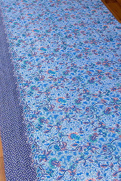 【自由に選べる2枚セット】インドネシア伝統模様　ろうけつ染めデザインのコットンバティック　テーブルクロス　ソファカバーの写真