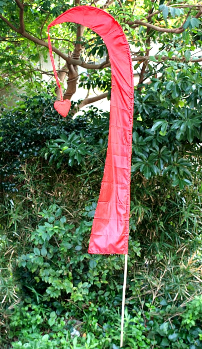 ［レインボー］カラフルプリント - ウンブル・ウンブル（バリのぼり旗）【約220cm】 7 - 赤のものを木と一緒に撮影