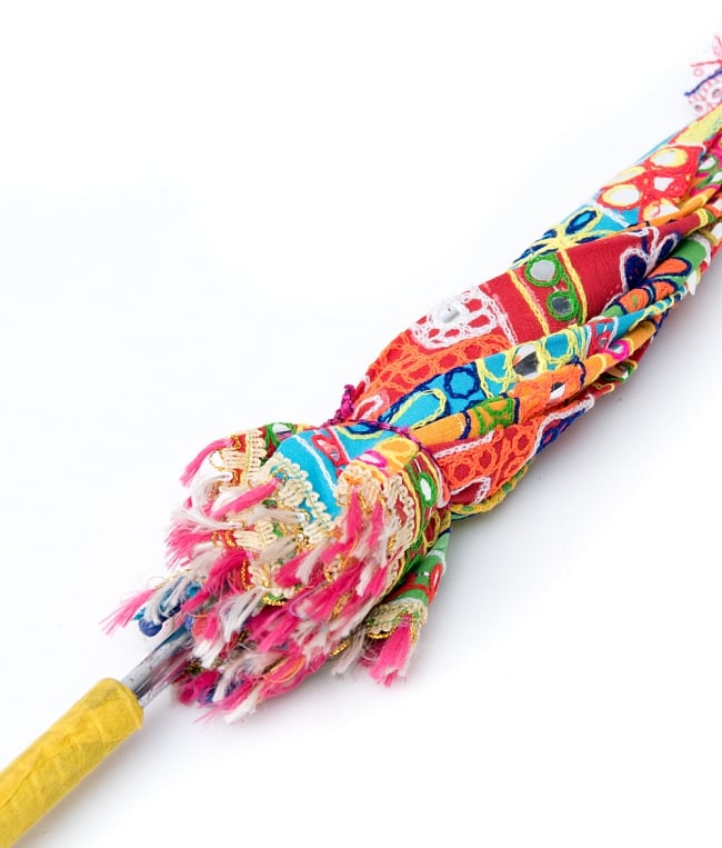 〔アソート〕インド・ラジャスタンの刺繍傘・日傘 - 直径60cm程度 14 - さり気なく留める紐もついています