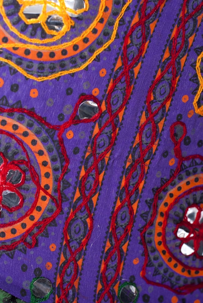 〔アソート〕インド・ラジャスタンの刺繍傘・日傘 - 直径80cm程度 4 - 刺繍のアップです。色とりどりで目を惹きます