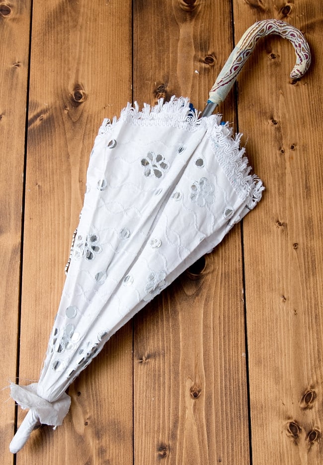〔アソート〕インド・ラジャスタンのホワイト刺繍傘・日傘 - 直径65cm程度 10 - 折りたたんだところです