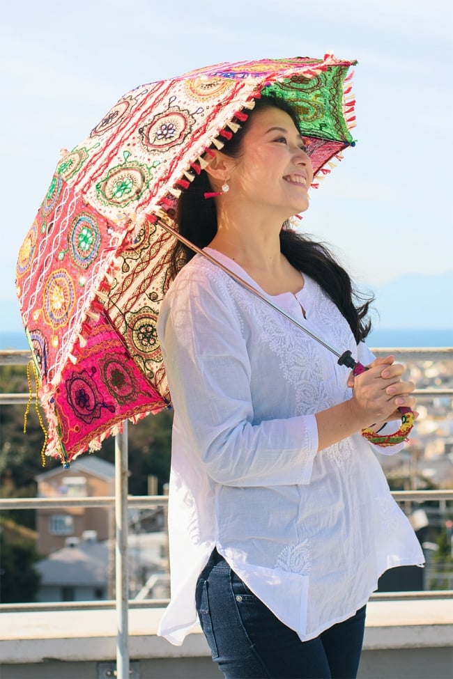 〔アソート〕インド・ラジャスタンのホワイト刺繍傘・日傘 - 直径65cm程度 12 - 類似サイズ品で、カラフルタイプのモデルさん使用例です。このくらいのサイズ感です。