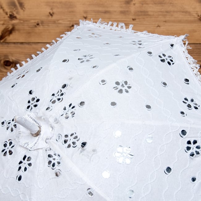 〔アソート〕インド・ラジャスタンのホワイト刺繍傘・日傘 - 直径65cm程度 2 - 刺繍がよく映えています