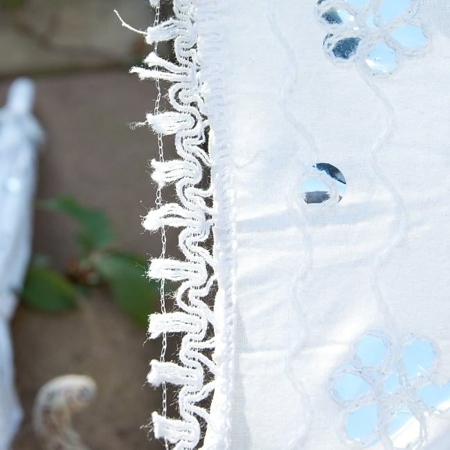 〔アソート〕インド・ラジャスタンのホワイト刺繍傘・日傘 - 直径65cm程度 4 - フリンジの部分は、ものにより若干個体差がございます。