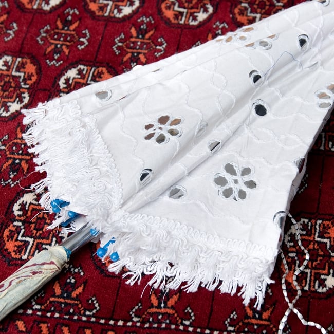 〔アソート〕インド・ラジャスタンのホワイト刺繍傘・日傘 - 直径65cm程度 7 - 良い雰囲気です