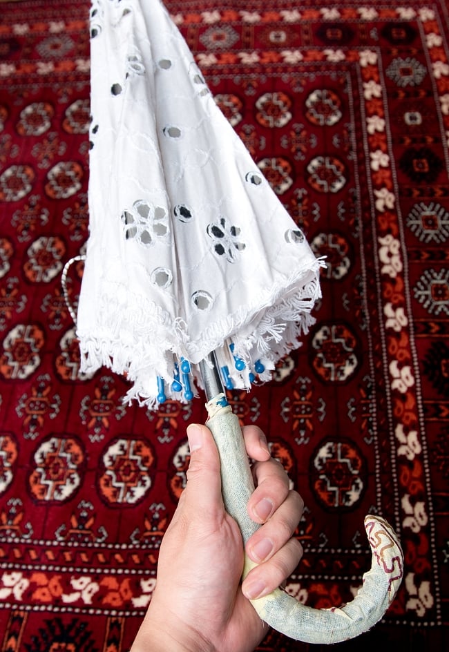 〔アソート〕インド・ラジャスタンのホワイト刺繍傘・日傘 - 直径65cm程度 8 - このくらいのサイズ感になります。結構傘の支柱になるパイプもしっかりしています。